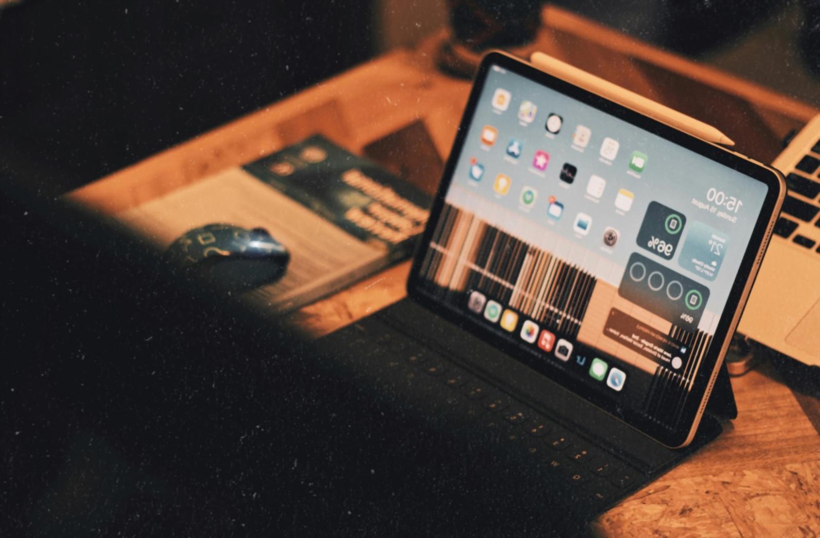 Biblioteca con libros de finanzas y economía