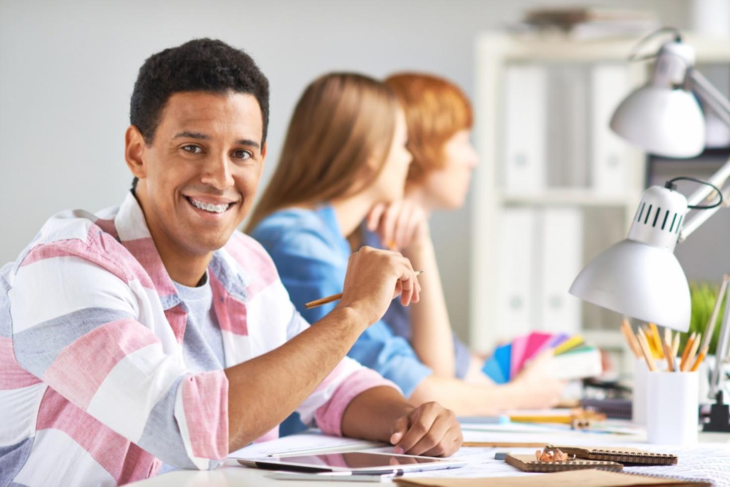 Estudiante revisando material didáctico