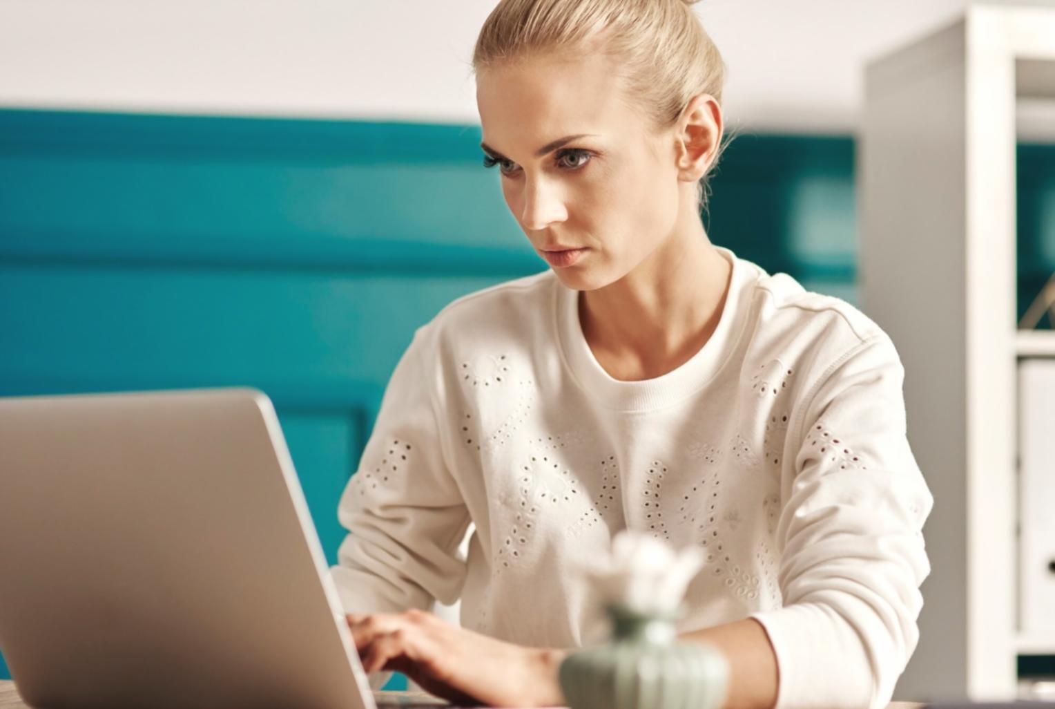 Profesional analizando documentos financieros