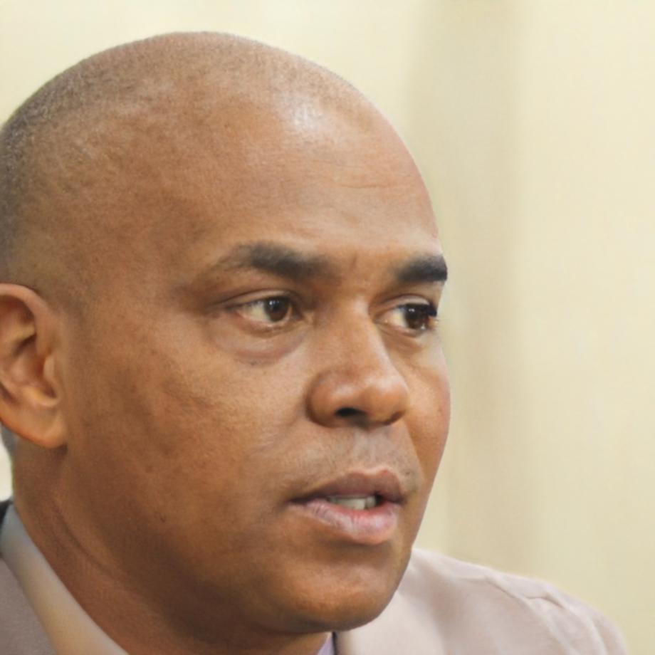 Instructor explicando conceptos financieros