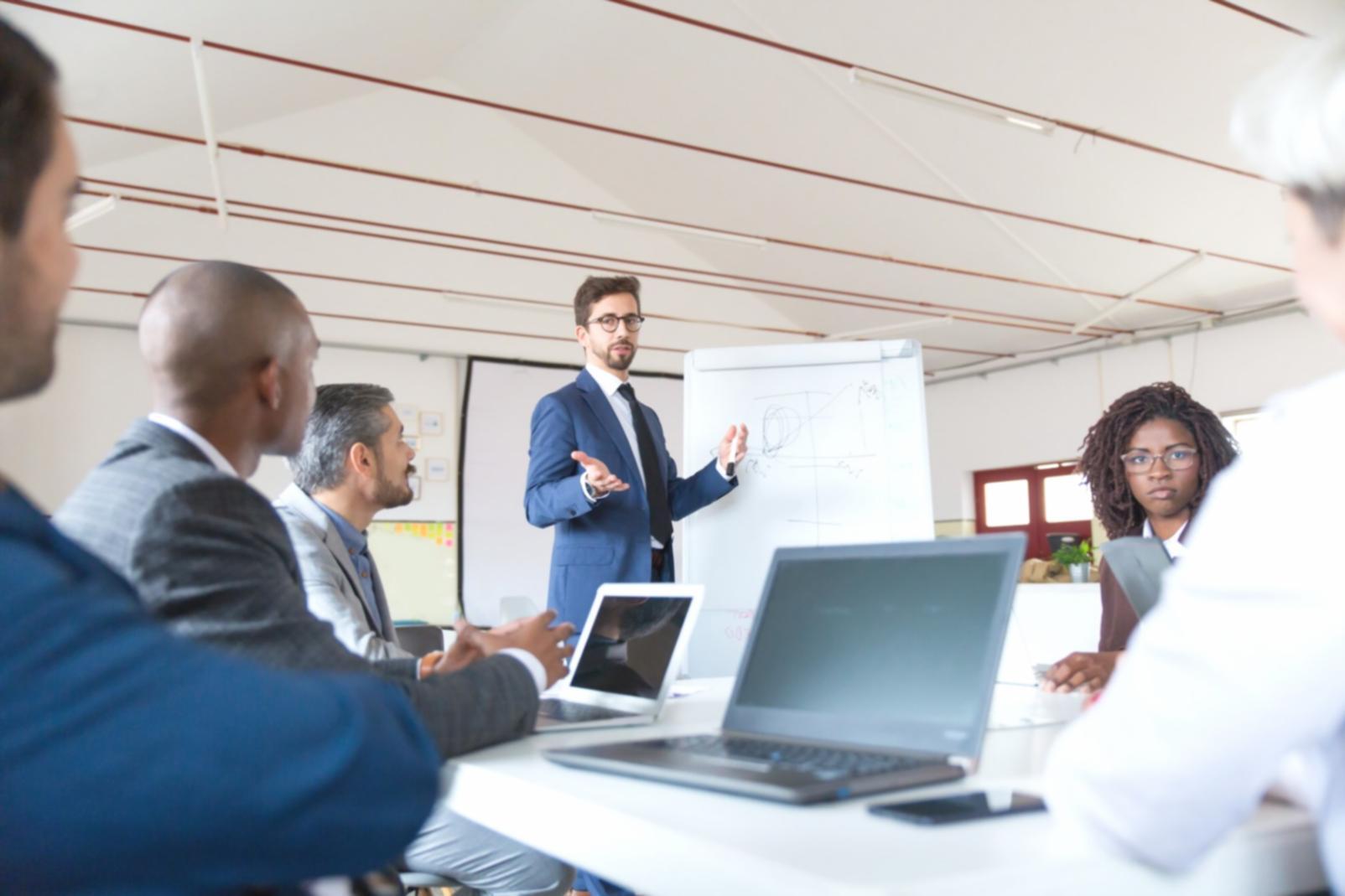 Sesión de trabajo sobre terminología financiera con documentos y análisis de conceptos