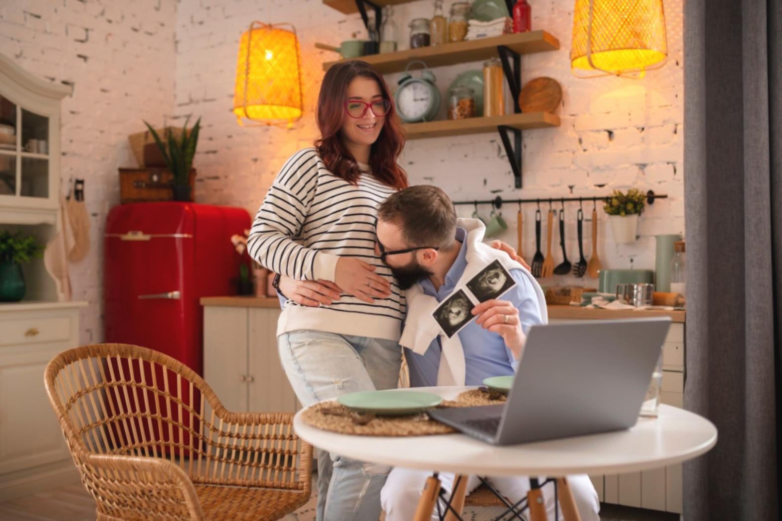 Equipo trabajando en definiciones financieras